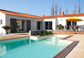 3 bedroom villa with pool sleeping 8, village location near St Gilles