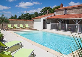 Character Vendee bedroom farmhouse with private pool